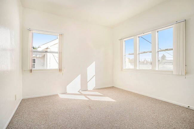 Building Photo - 3117-3117 Santa Clara Ave