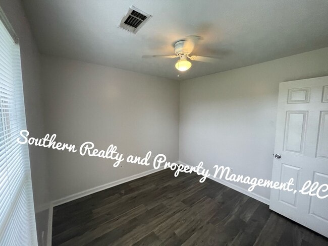 Building Photo - Make this your home!