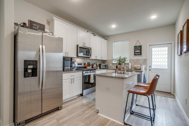 Building Photo - Beautiful Home in Highly Desired Sunset Pointe- 3 Bed, 2 Bath in SW Fort Worth- Crowley ISD- 76123