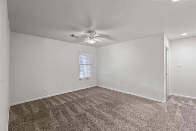 Building Photo - 208 Valona Dr