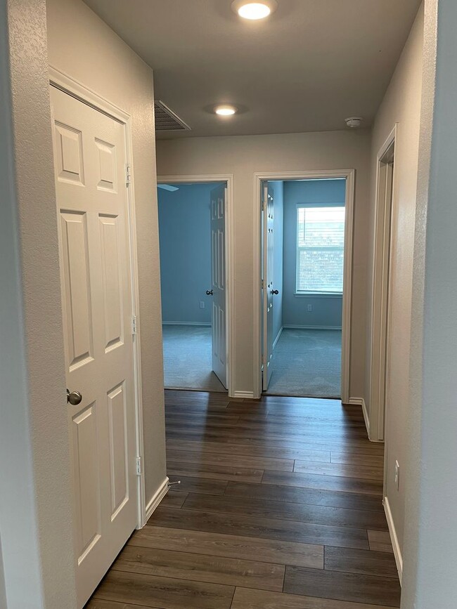 Building Photo - Available Now | Modern Single-Story 3 Bed, 2 Bath | Separate Office/Den | Big Yard | Pet Restrict...