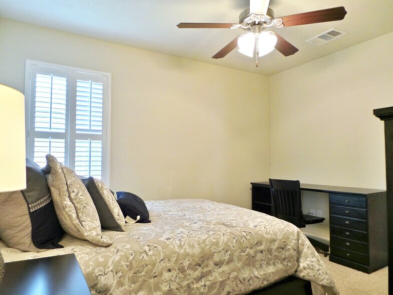 Building Photo - 1002 Venice Dr