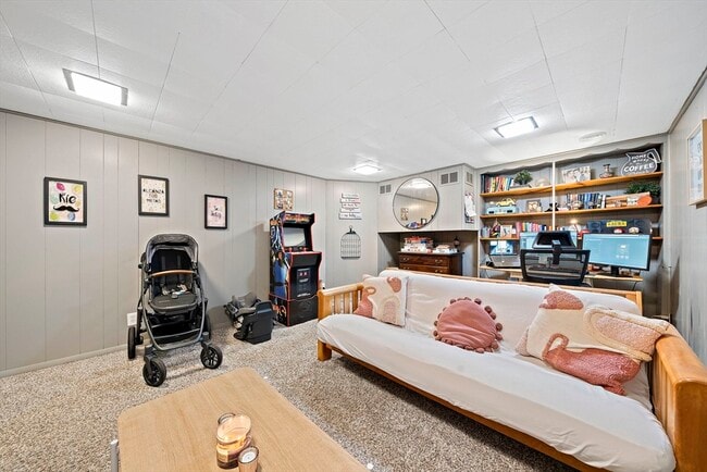 Building Photo - 95 Oriole Rd