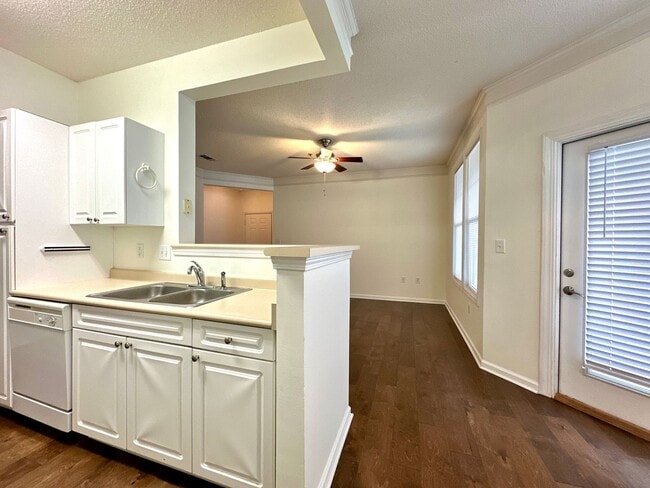 Building Photo - 2 Bedroom, 2 Bath Condo in Southampton Poi...