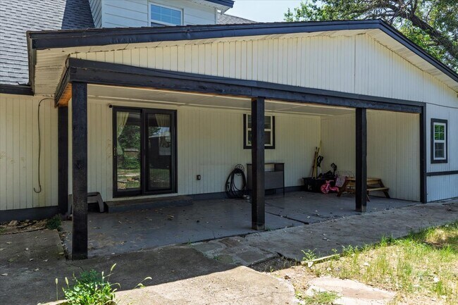 Building Photo - 122 NE Angus St