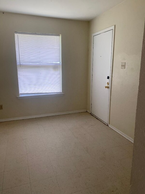 Building Photo - 107 Willow Brook Dr