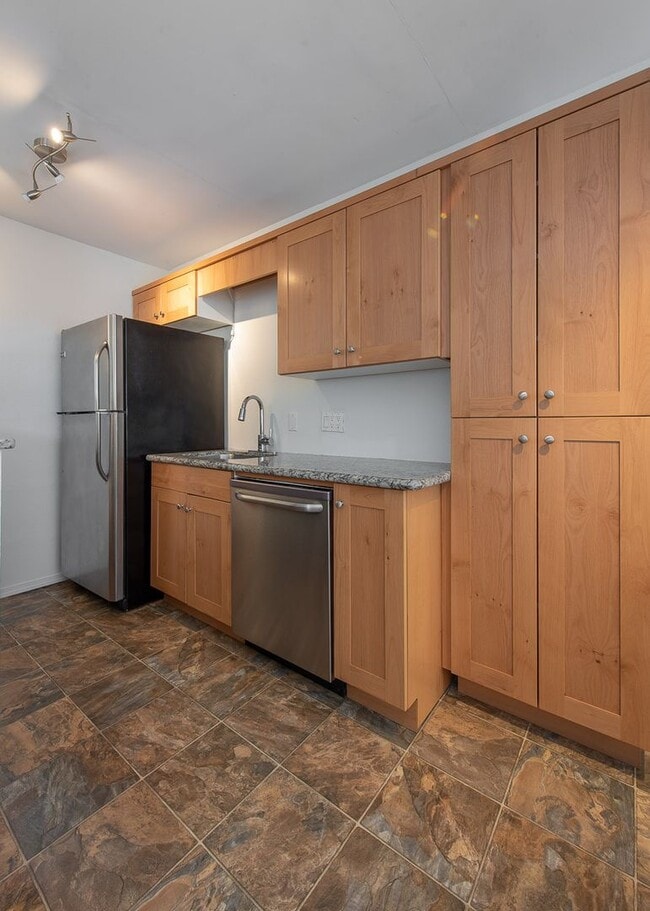 Building Photo - Amazing 2bed/1bath Apartment w/ Covered Parking in Redmond!