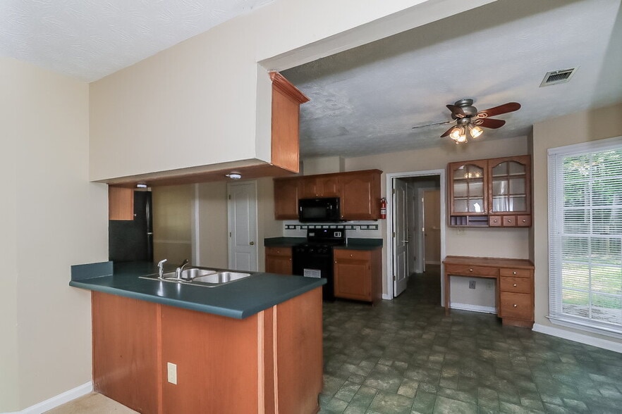 Building Photo - 2885 Summit View Ct