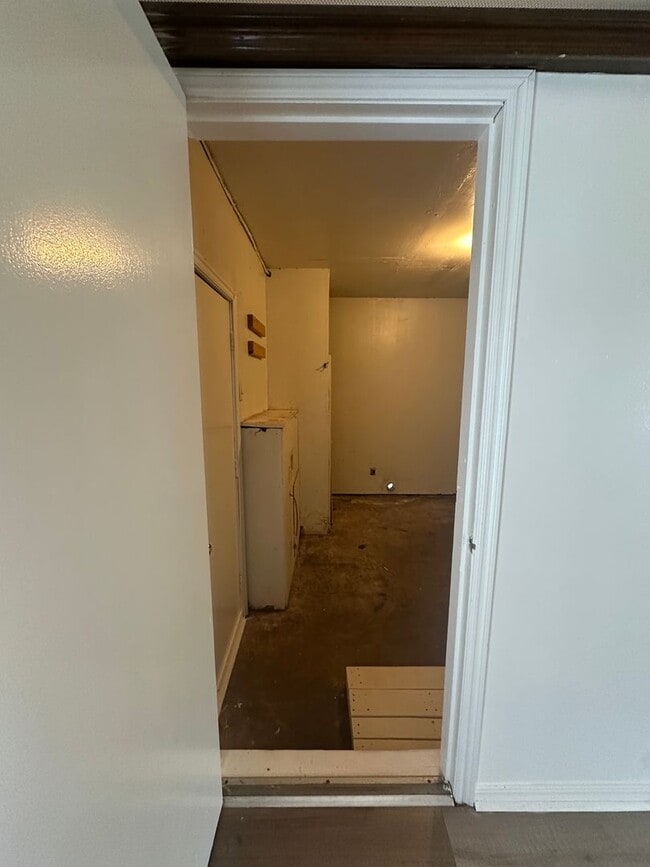 Building Photo - 3 bed, 1 bath, 1 car garage