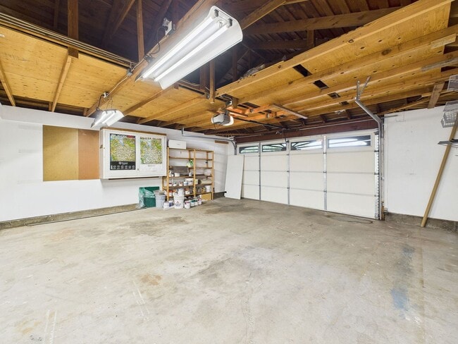 Building Photo - Stunning Turnkey Home in Cambrian!