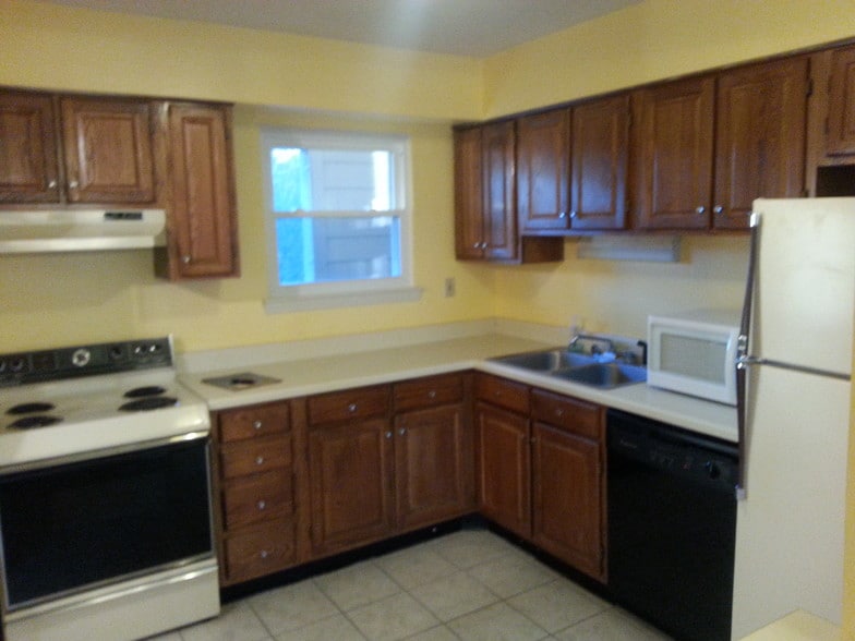 Kitchen - 132 Edgewater Ln