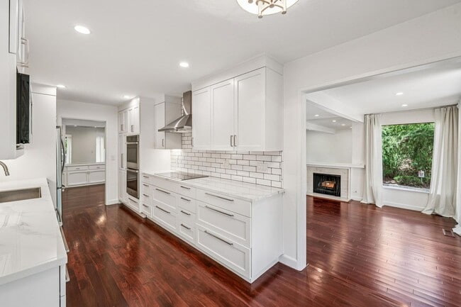 Building Photo - Luxury 3-Level Townhome in Highly Desirable Sharon Heights Neighborhood