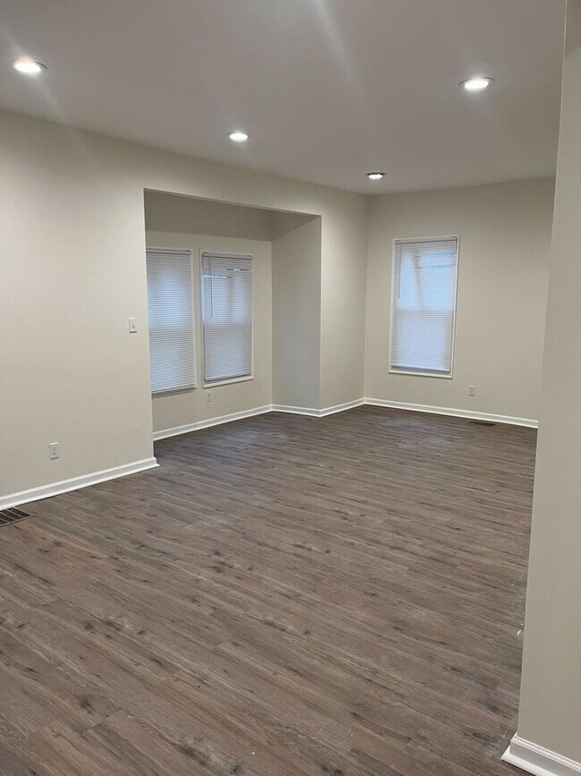 Building Photo - 5 Bedroom, 2 bath home