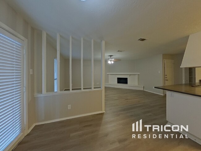 Building Photo - 1005 Llano Trail