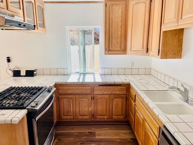 Building Photo - ADORABLE  2bd 1ba HOUSE  BLOCKS to HERMOSA...