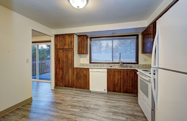 Building Photo - Coveted Cascade Park Area Split Entry Home