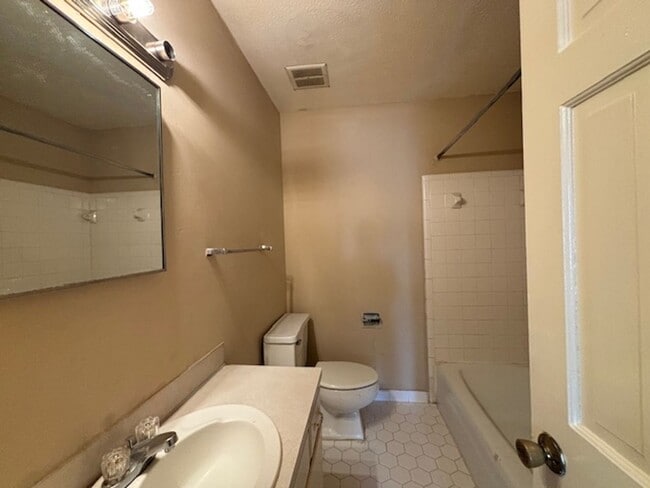 Building Photo - 2 bedroom 1 bath duplex unit off St Marys Road