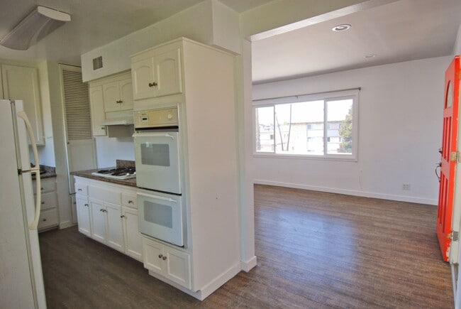 Building Photo - 1446 Manhattan Beach Blvd