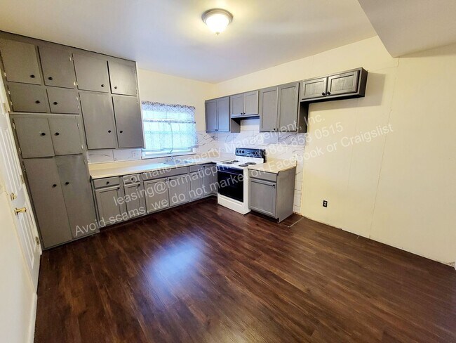 Building Photo - 377 S River St