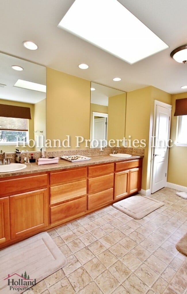 Building Photo - 5502 NE Lagos Ct
