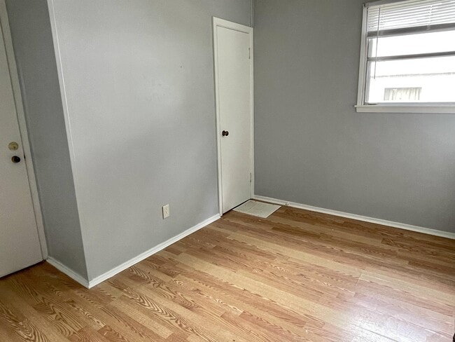 Building Photo - 904 Oakley Ave