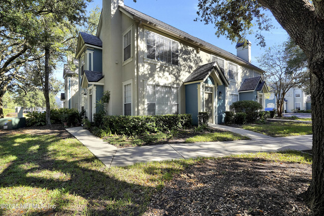 Building Photo - 13700 Richmond Park Dr N