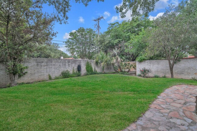 Building Photo - CHARMING 5 BDRM HOME IN CASTLE HILLS!!