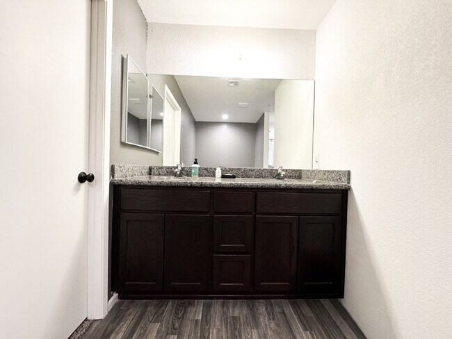 Building Photo - "Spacious 4-Bed, 3-Bath Condo in Desert Sky!"