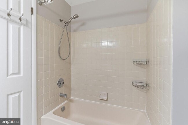 Building Photo - 60 Hampshire Dr