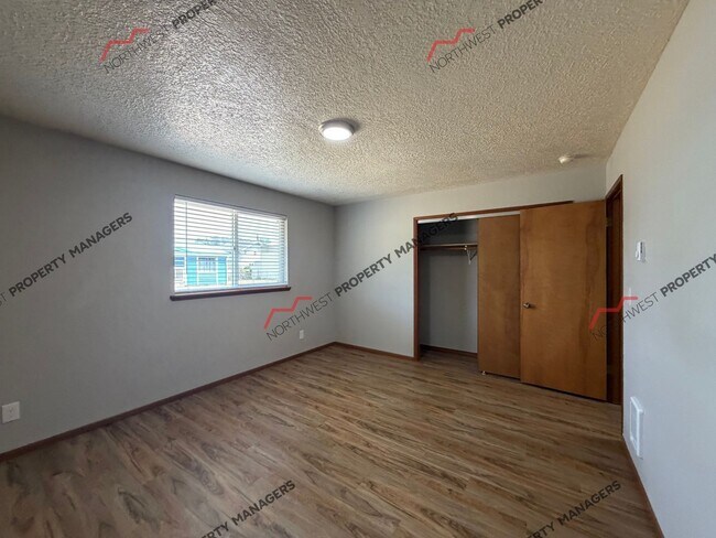Building Photo - 119-121 Maple St