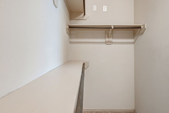 Building Photo - Ready to move in!