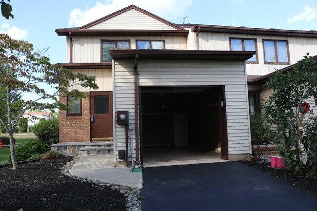 Building Photo - 17 Saxonney Cir