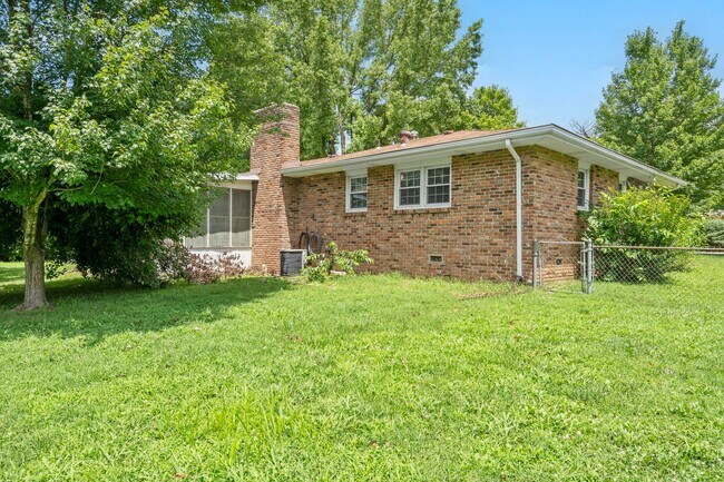 Building Photo - 3 Bedroom 2 Bathroom Springfield, MO