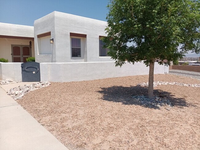 Building Photo - Stunning 5-bedroom, 2.5-bathroom home in R...