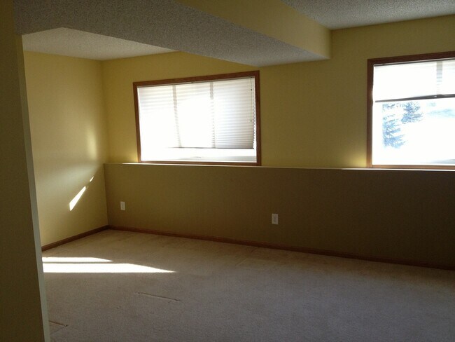 Building Photo - Great location *3bd*2.5Bth End Unit Townhome Avail July 1 2026