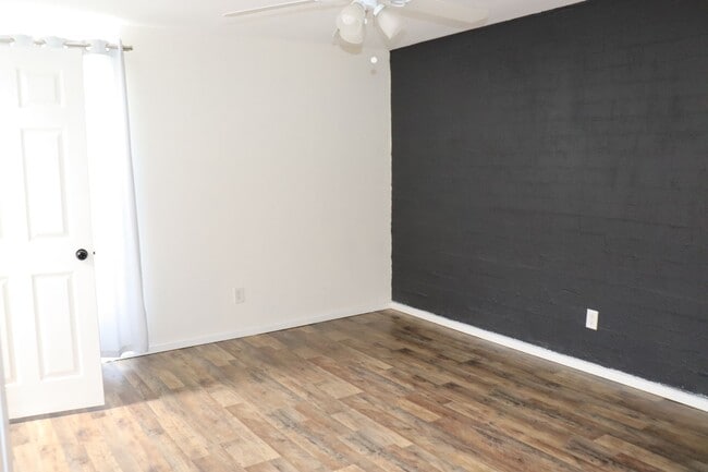 Building Photo - 5 Bedroom, 2 Bathroom