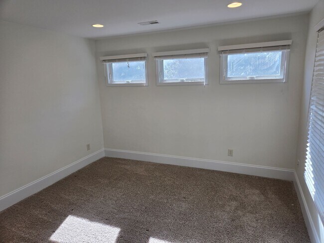 Building Photo - 7401 Mariner Cove Dr
