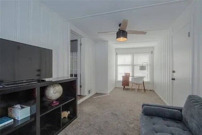 Building Photo - 4100 W 59th St