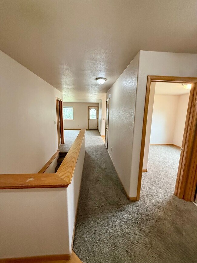 Building Photo - Ranch Style Home Located on Dead-End Street, Easy Access to I-25
