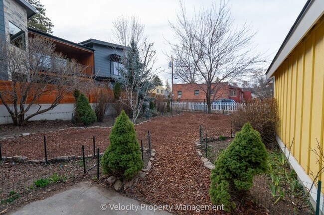 Building Photo - Charming Westside Cottage