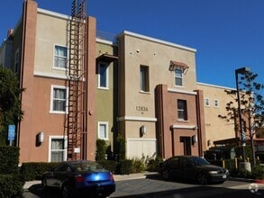 Building Photo - Beautiful Tri Level 2 Bed 2.5 Bath Single ...