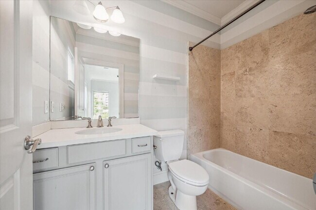Building Photo - 3 Bed Townhome for Rent in 77030 Near Texas Medical Center