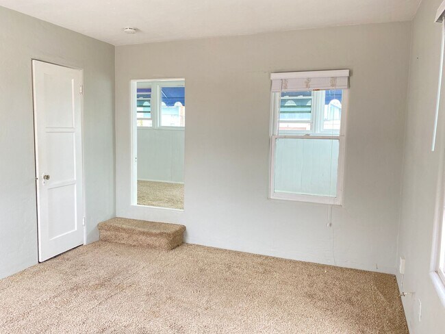 Building Photo - CHARMING NORTH PARKING ONE BEDROOM! LARGE ...