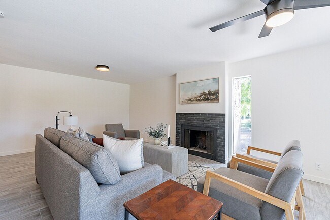 Building Photo - Live in luxury in this Scottsdale condo!