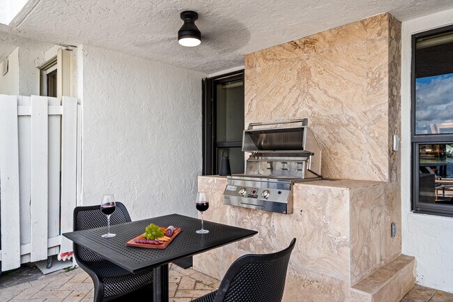 Building Photo - 1005 Bel Air Dr