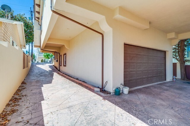 Building Photo - 512 N Juanita Ave