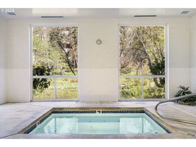 Building Photo - Rare 2 Bed 2 Bath + Loft Quintet Condo with Resort-Style Living in Portland’s West Hills