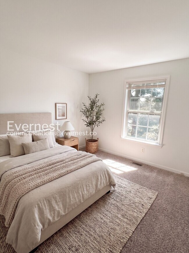 Building Photo - 3 Bed, 3.5 Bath Townhome with Modern Amenities / Available Now!