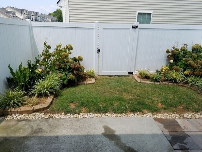 Building Photo - 12614 Persimmon Tree Dr