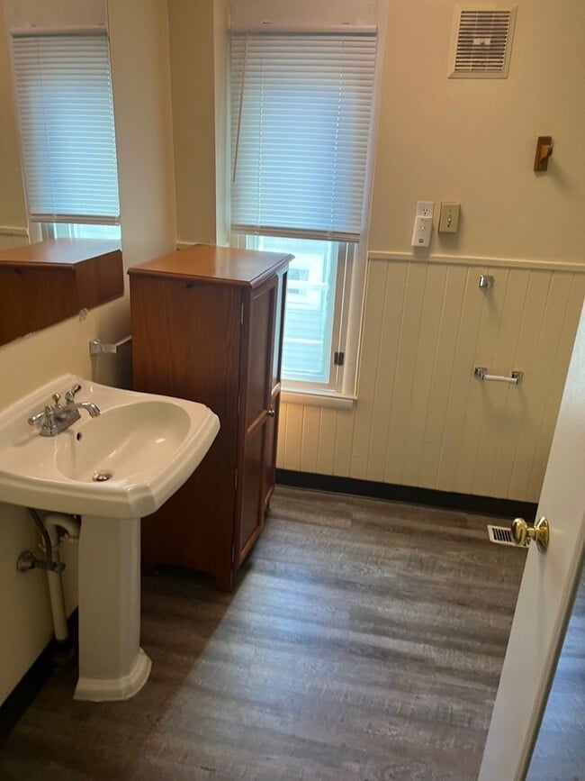 Building Photo - 7 Bedroom located Downtown Ann Arbor